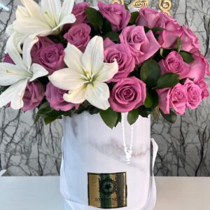 Caja de lujo con rosas y lirios