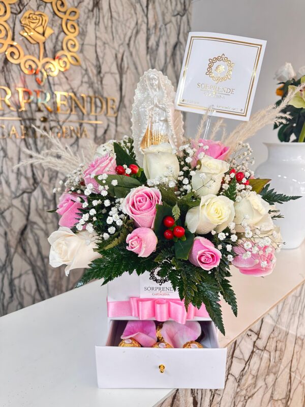 Caja de rosas con chocolate y virgen
