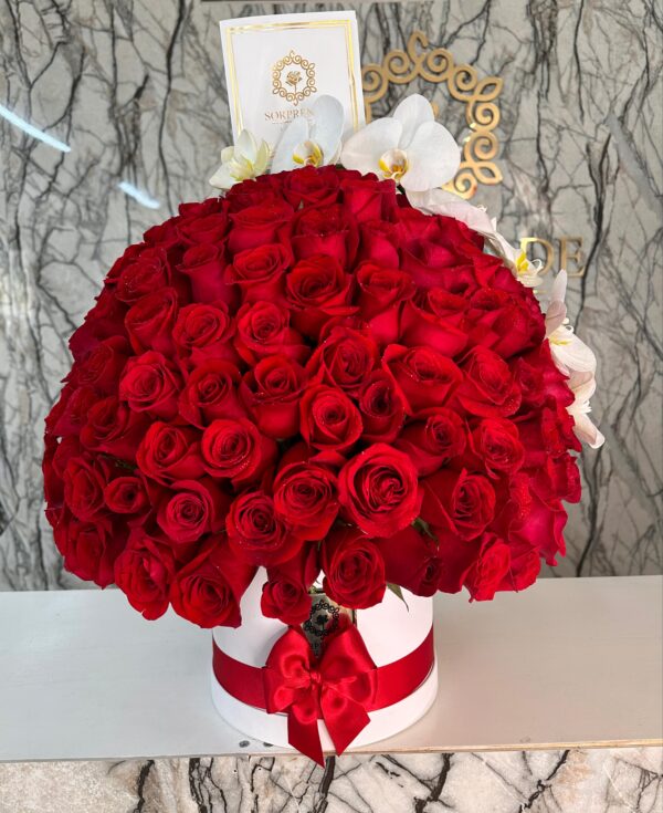 Toppe de rosas y orquídeas