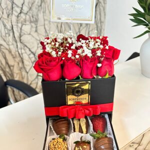 Caja de rosas con cajón fresas