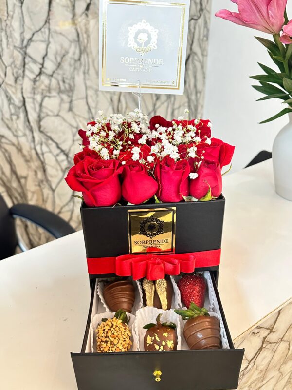 Caja de rosas con cajón fresas