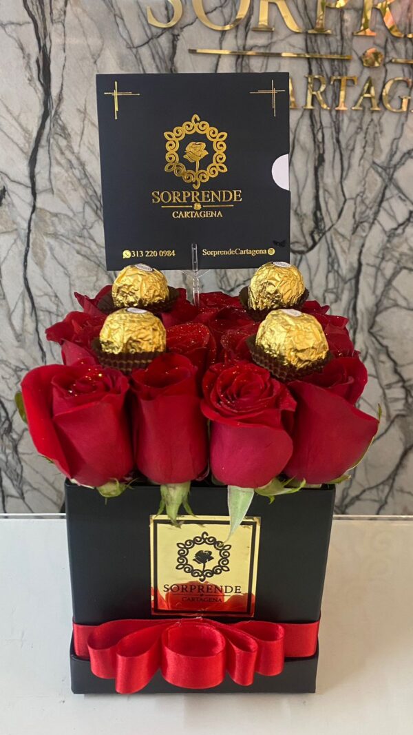 Caja de rosas y chocolates