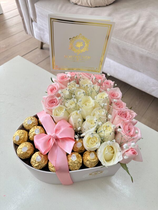 Corazón mitad rosas y ferreros